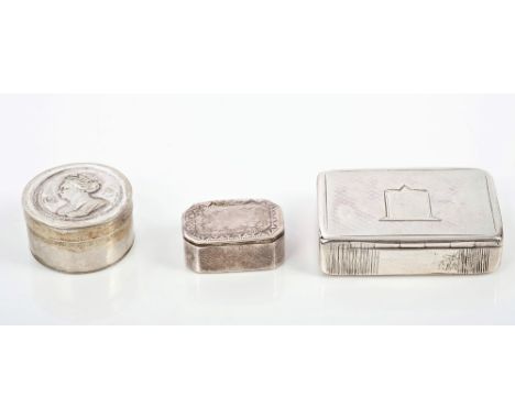 Small George III silver pill box of octagonal form, hinged cover with bright cut decoration (Birmingham 1800), Thomas Willmor