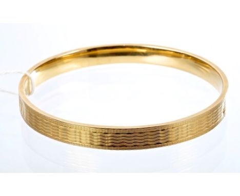 Gold (18ct) bangle with engine-turned decoration (Birmingham 1920) CONDITION REPORT Total gross weight approx 17.2 grams. Sev