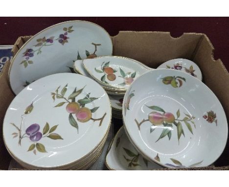 Royal Worcester Pershore and Evesham plates and other Evesham dinnerware, Pershore plates a/f