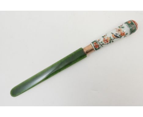 Chinese spinach jade and famille verte porcelain page turner, 20cm blade set within a porcelain handle decorated with birds a