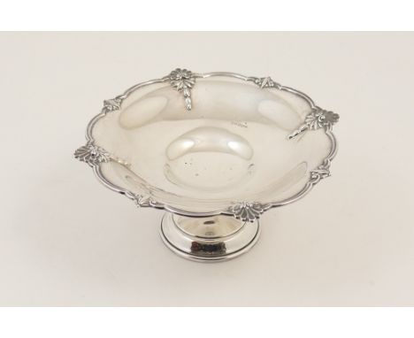 Walker & Hall silver pedestal grape dish, Sheffield 1968, circular form with reeded and anthemion border over a trumpet foot,