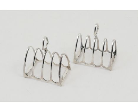 Pair of George V silver toast racks, maker H.A., Sheffield 1926, each of four divisions with central carrying handle, 7cm, we