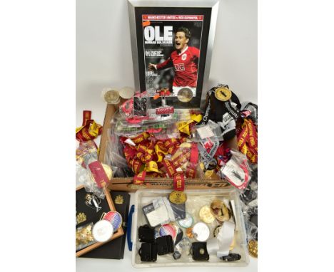 A SELECTION OF FOOTBALL REPLICA MEDALS, BROOCHES AND KEYRINGS, to include an Arsenal official membership pack, a framed 'Ole 