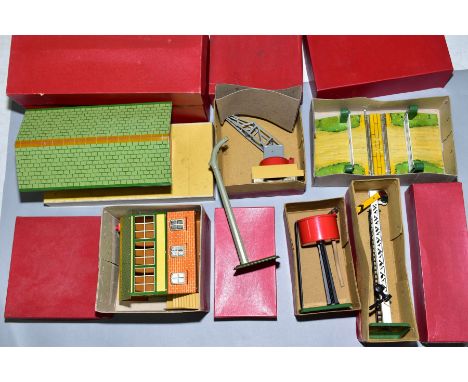 A QUANTITY OF BOXED HORNBY O GAUGE MODEL RAILWAY ACCESSORIES, No.1 Goods Platform (A255), No.2 Signal Cabin (A259), Platform 