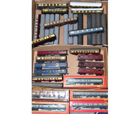 A QUANTITY OF BOXED AND UNBOXED 00 GAUGE PASSENGER COACHES, boxed items by Hornby, Mainline, unboxed items include Hornby Pul