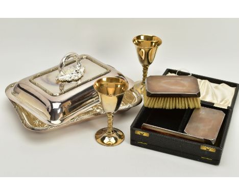 A SELECTION OF METALWARE, to include a black cased gentlemans dressing table set, silver brush set with two engine turned and