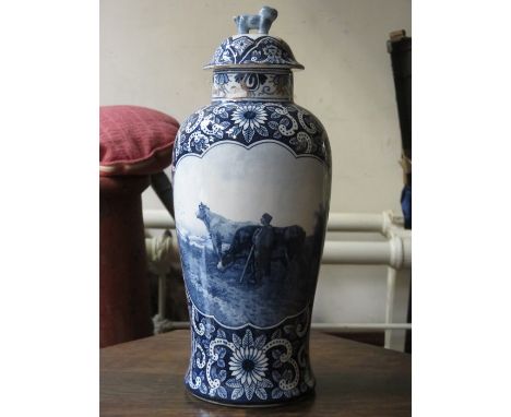 DELFT BLUE AND WHITE CERAMIC STORAGE POT WITH COVER, APPROXIMATELY 32cm HIGH 