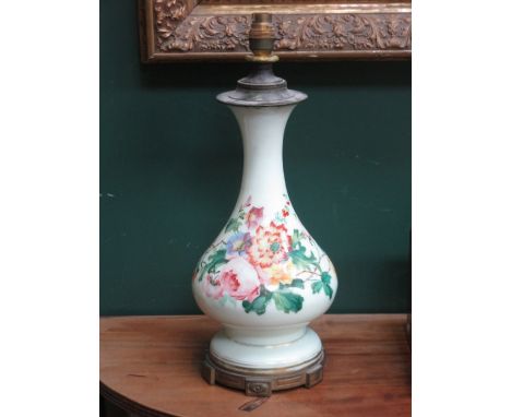 VICTORIAN HANDPAINTED GREEN GLASS TABLE LAMP ON GILT METAL BASE 