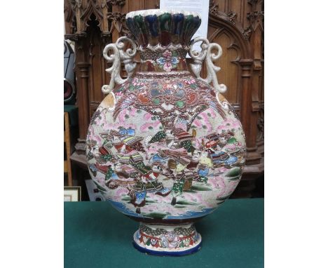 ORIENTAL STYLE HANDPAINTED CERAMIC MOON FLASK VASE DEPICTING A BATTLE SCENE, APPROXIMATELY 46cm HIGH 