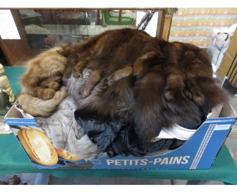 PARCEL OF VARIOUS VINTAGE FURS INCLUDING CAPE, STOLES AND COATS, ETC.
