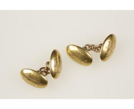 A PAIR OF GENTLEMANS 18CT YELLOW GOLD ENGRAVED CUFFLINKS of oval form, each cufflink joined by a chain, (c.8.90grams)
