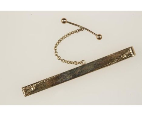 A 9CT YELLOW GOLD TIE CLIP with attached safety chain, (c.6.5grams)