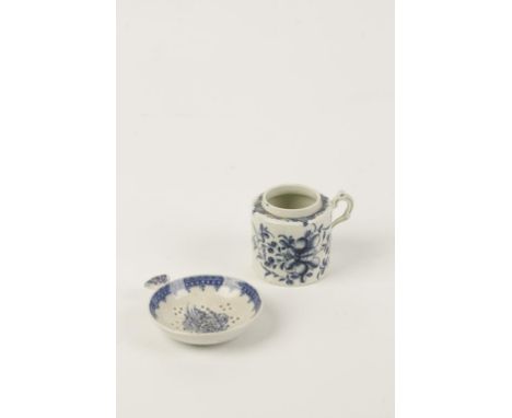 A FIRST PERIOD WORCESTER BLUE AND WHITE MUSTARD POT of cylindrical form decorated with the Mansfield pattern, circa 1757-80, 