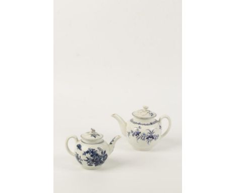 A FIRST PERIOD WORCESTER BLUE AND WHITE TEAPOT AND COVER with a "feather moulded" globular body, decorated with floral sprigs