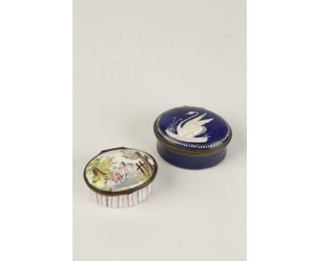 A GEORGIAN ENAMEL PATCH BOX, oval form, the hinged lid decorated in relief with a swan, with a white jewelled border on a dar