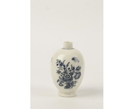 A FIRST PERIOD WORCESTER BLUE AND WHITE TEA CADDY decorated with a version of the Mansfield pattern (lacks cover), with under
