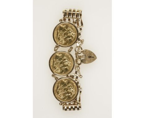 A GOLD SOVEREIGN, dated 1981 and two others also dated 1981, mounted into a 9cts yellow gold gate link bracelet with padlock 