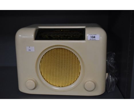 A 1950s Bush DAC bakelite radio, measuring 23cm x 33cm x 18cm