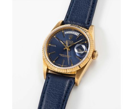 A GENTLEMAN'S 18K SOLID YELLOW GOLD ROLEX OYSTER PERPETUAL DAY DATE WRIST WATCHCIRCA 1990, REF. 18238 WITH BLUE DIAL & CATALA