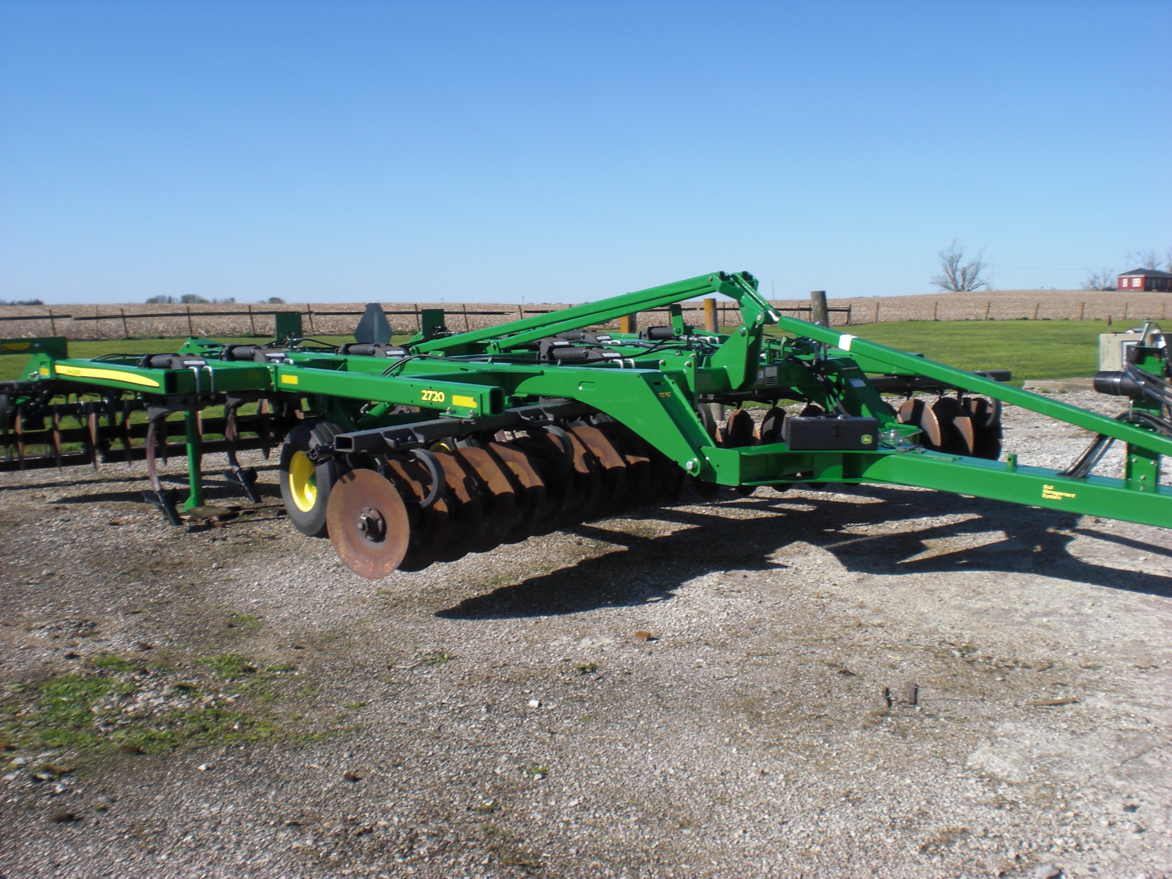 2013 7 shank 2720 JD disc ripper w/rolling basket