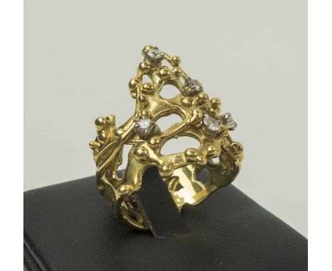 18K YELLOW GOLD RING OF NATURALISTIC DESIGN, size 'N'.