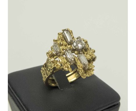 18K GOLD CLUSTER RING SET WITH DIAMONDS, size 'L'.