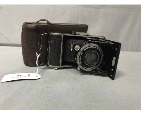 LOT OF CHIEFLY MODERN CAMERASincluding a vintage Voigtlander Besa folding camera