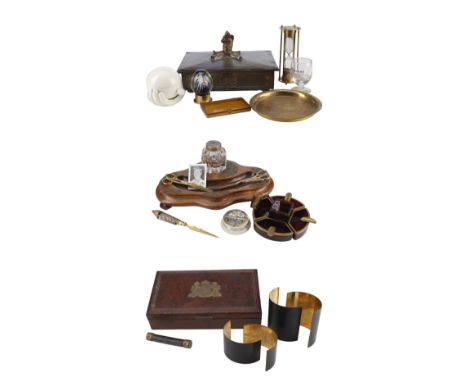 STAR TREK: PICARD (2020-2023) - Jean-Luc Picard's (Patrick Stewart) Desk Accessories - Jean-Luc Picard's (Patrick Stewart) de