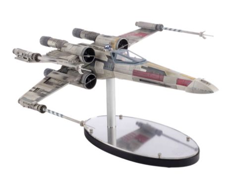 STAR WARS: A NEW HOPE (1977) - EFX Collectibles Studio-Scale X-Wing Starfighter Red Five Replica - A studio-scale replica by 