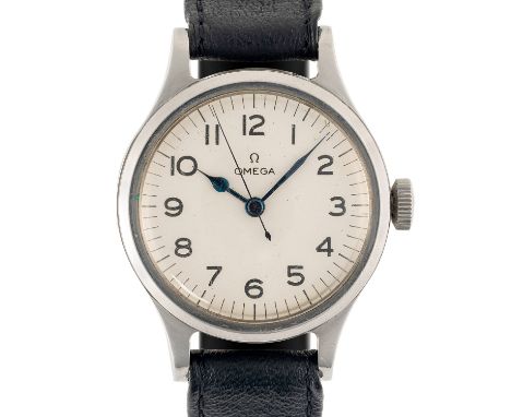 A GENTLEMAN'S STAINLESS STEEL BRITISH MILITARY OMEGA RAF PILOTS WRIST WATCH DATED 1956, WITH NON-LUMINOUS WHITE DIAL & BLUE S