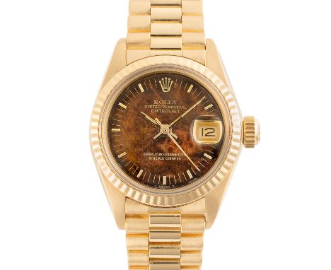 A LADIES 18K SOLID GOLD ROLEX OYSTER PERPETUAL DATEJUST BRACELET WATCHCIRCA 1979, REF. 6917/8 WITH ORIGINAL BURL WOOD DIALMov