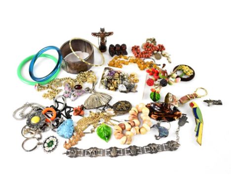 A quantity of vintage costume jewellery to include a silver bangle, enamelled brooches, a coral-effect necklace, an Art Deco 