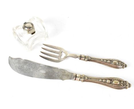 A pair of large Victorian silver plated fish servers, length of knife, 33cm and a glass inkwell with spring loaded cap (2).