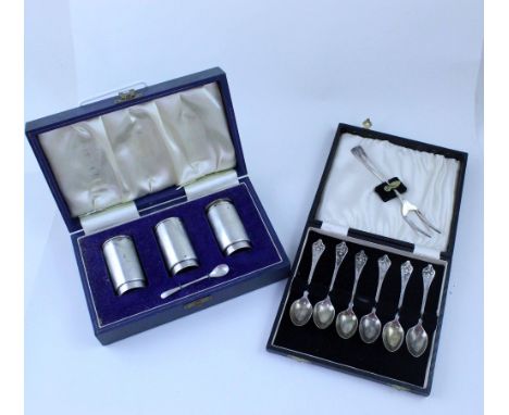 A cased set of three George V hallmarked silver cruets of cylindrical form, London 1932, Henry George Murphy, approx 8 ozt wi