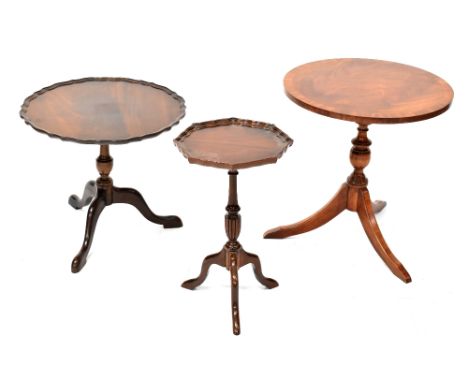 A small reproduction mahogany occasional table with piecrust rim raised on turned supports to three outswept legs, diameter 5