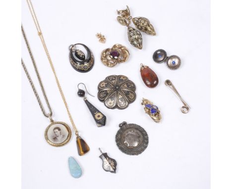 A small collection of miscellaneous jewellery including a pair of stylised earrings with enamel decoration, an amethyst brooc