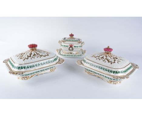 A Chamberlains Worcester tureen cover and stand with painted crest 'Gloria Quo Coelum que Vocant, 22cm and a pair of matching
