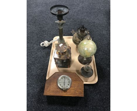 A tray containing a North and Sons of London oak mantel clock, a Corinthian column brass table lamp with shade, oil lamp, min