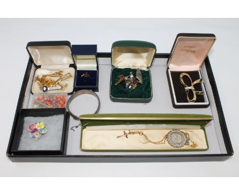 A 9ct gold ring and a collection of costume jewellery