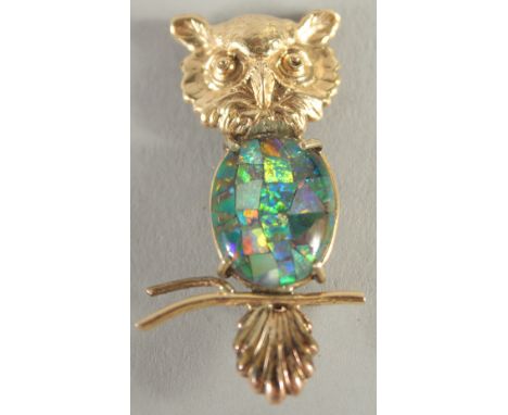 A SMALL GOLD OPAL SET OWL BROOCH.