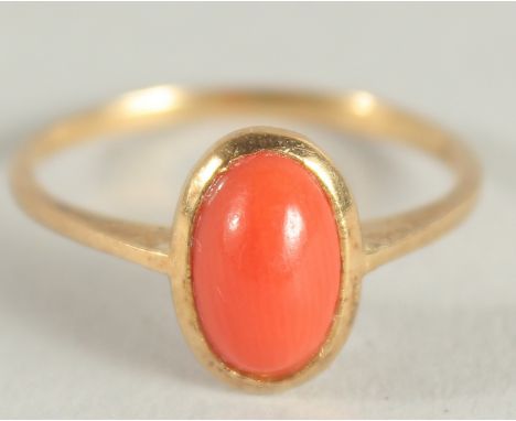 A YELLOW GOLD CORAL OVAL RING.