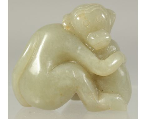 A CHINESE CARVED JADE MONKEY AND PEACH. 1.75ins long.