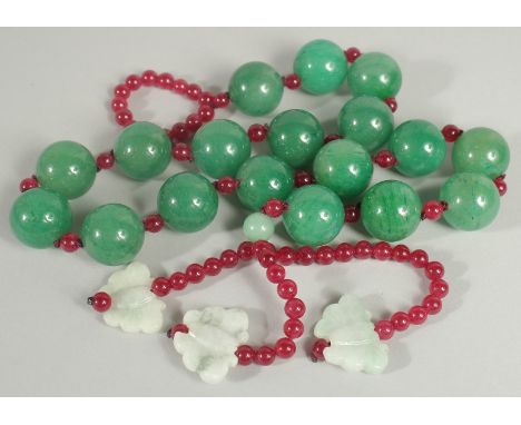 A GOOD LARGE JADE NECKLACE 23ins long.