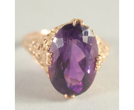 A 14CT GOLD AMETHYST SINGLE STONE RING.