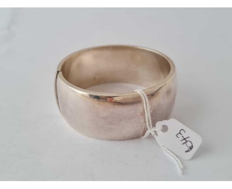 A very wide silver bangle (one slight dent) – 59 gms 