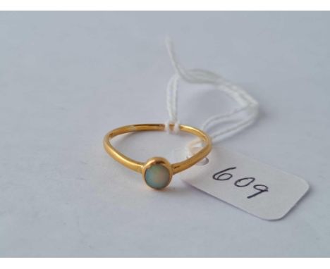 A opal ring 18ct gold size O ½ – 1.6 gms 