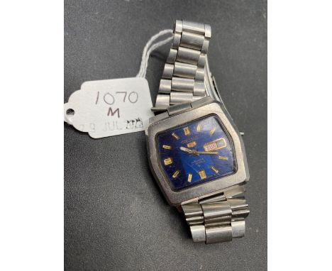 A gents SEIKO wrist watch with date aperture and seconds sweep