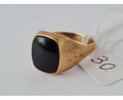A onyx signet ring 9ct size V 