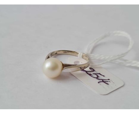 A pearl set 18ct gold ring size I 2.1g inc