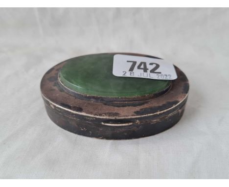 An oval snuff box with inset green stone cover, 3" wide, Chester 1903